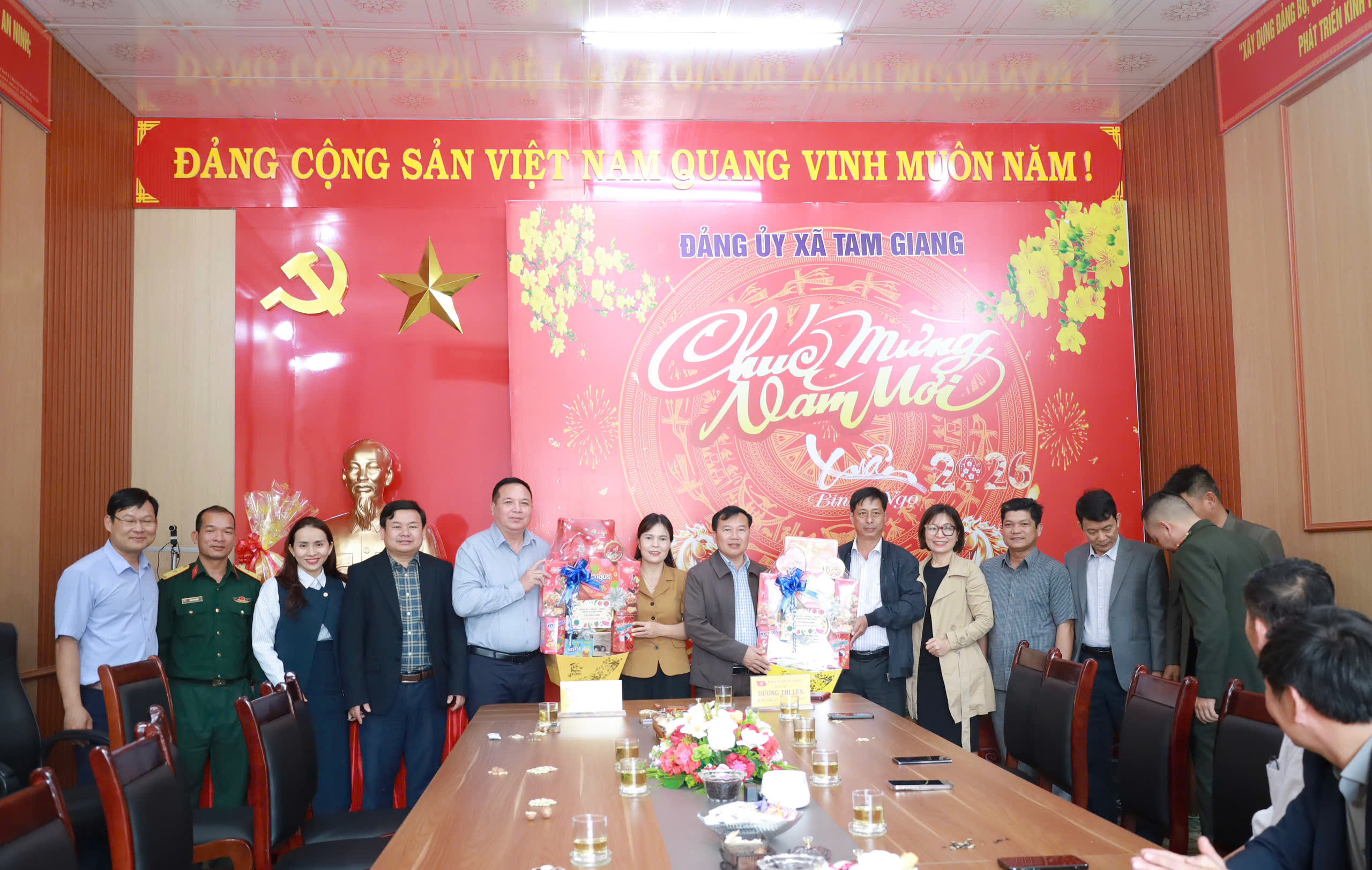 Xã Sông Hinh, tỉnh Đắk Lắk thăm, chúc tết và tặng quà đơn vị kết nghĩa xã Tam Giang